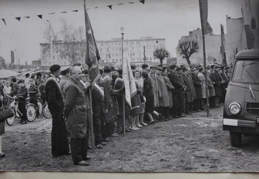 W pochodach pierwszomajowych  szły zakłady pracy, szkoły,...