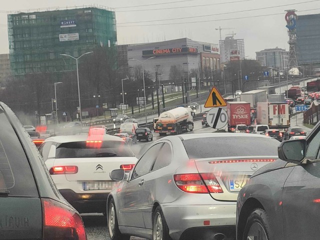 Wypadek w Katowicach. Samochód ciężarowy uderzył w ścianę tunelu