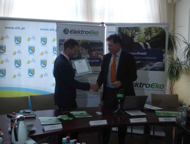 Porozumienie w sprawie współpracy Ełku z ElektroEko podpisali prezydent miasta Tomasz Andrukiewicz i przez zarządu firmy &#8211; Przemysław Kędzierski.