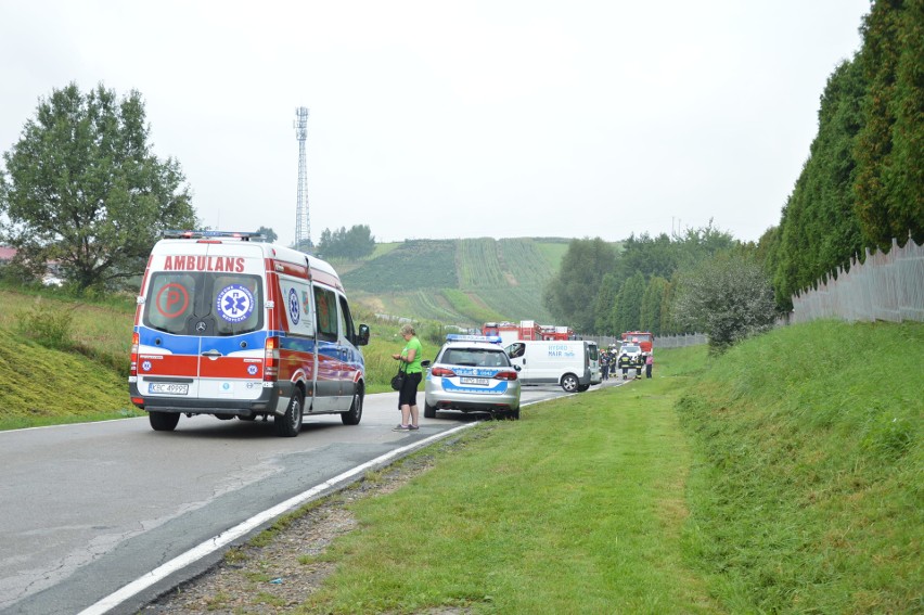 Gierczyce. Dachowanie samochodu dostawczego, jedna osoba ranna, droga została zablokowana [ZDJĘCIA]