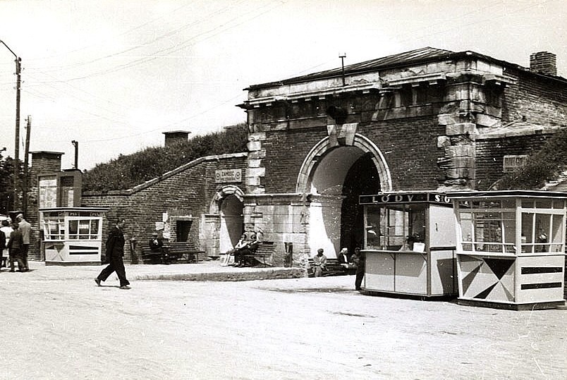 1962 r. Dworzec autobusowy przy Bramie Lubelskiej w...
