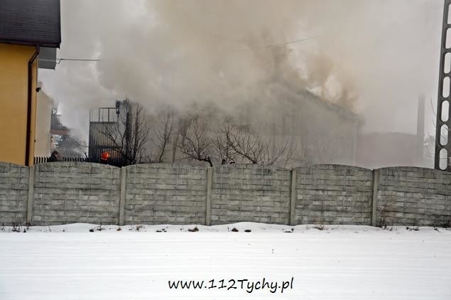 Pożar garaży w Bieruniu: Wewnątrz były butle z gazem. Zamarzły hydranty [ZDJĘCIA]