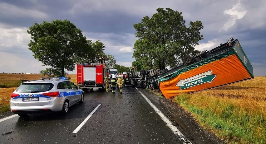 Wypadek na drodze Jawor - Legnica. Wiatr zepchnął ciężarówkę do rowu (ZDJĘCIA)