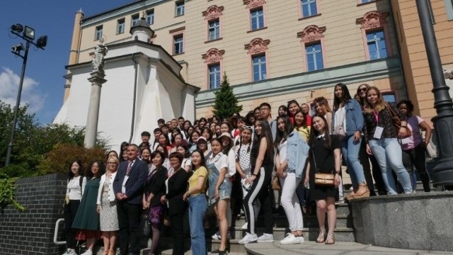 70 uczestników III edycji Summer University pozowało do  fotografii na schodach dziedzińca Collegium Maius.