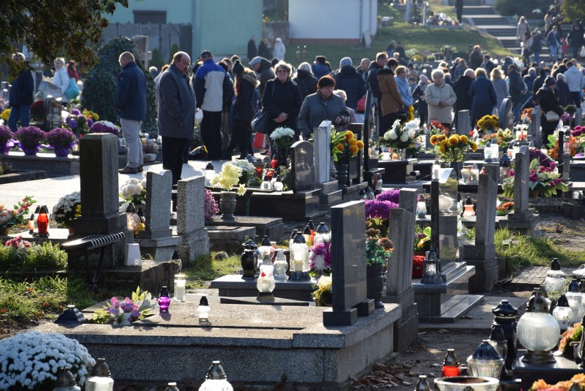 Kędzierzynianie odwiedzają miejskie nekropolie. Groby na Kuźniczce mogło dziś odwiedzić nawet kilkadziesiąt tysięcy osób