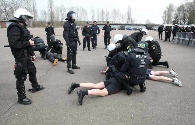 Funkcjonariusze z jednostki specjalnej brandenburskiej policji pokazywali w Łodzi, jak radzą sobie podczas zamieszek.