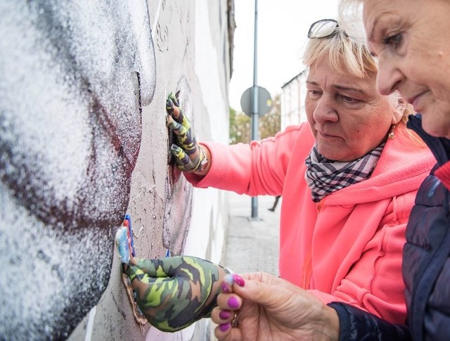 Seniorzy tworzą mural