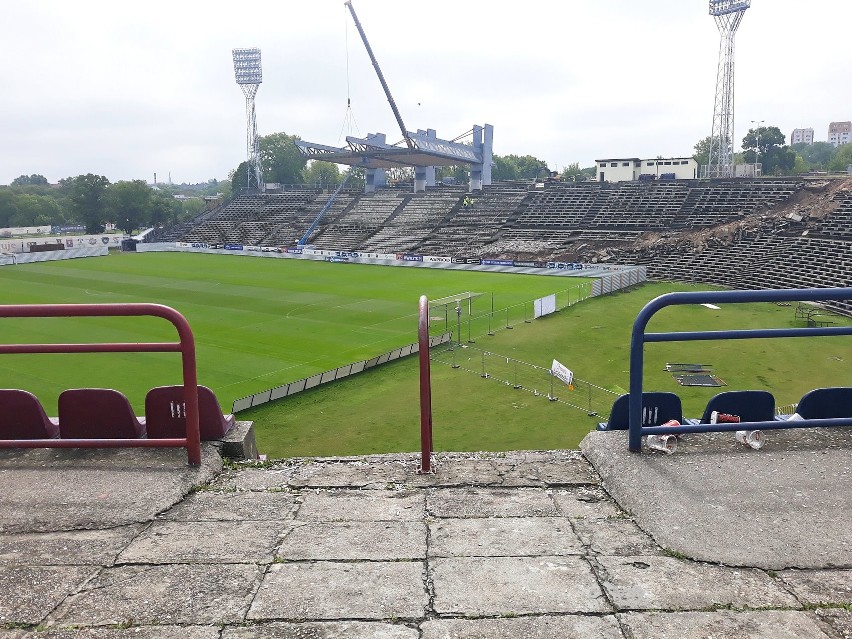 Rozbiórka stadionu w Szczecinie. Znika zadaszenie. Ale nie bez problemów [ZDJĘCIA, WIDEO]