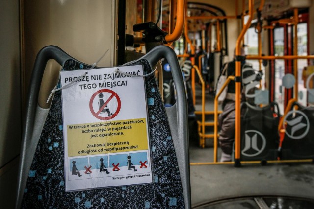 Nowe limity w komunikacji miejskiej. Choć rząd o tym nie wspominał, od 1 czerwca obowiązują nowe zasady w autobusach, tramwajach, pociągach i metrze.