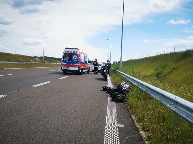 Wypadek na S6 w kierunku Koszalina. Motocyklista ranny