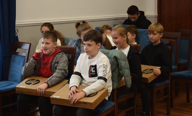 Podczas spotkania z rodzicami i uczniami Szkoły Podstawowej imienia Mikołaja Reja w Topoli odbyło się przekazanie dziewięciu czwartoklasistom bezpłatnych laptopów.