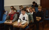 Laptopy dla uczniów Szkoły Podstawowej w Topoli. Otrzymali jej czwartoklasiści. Zobaczcie zdjęcia  