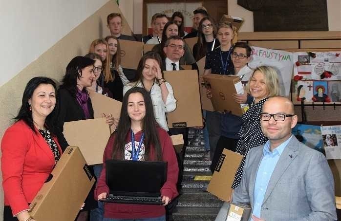 Do uczniów w Starym Sączu trafiło 200 laptopów 