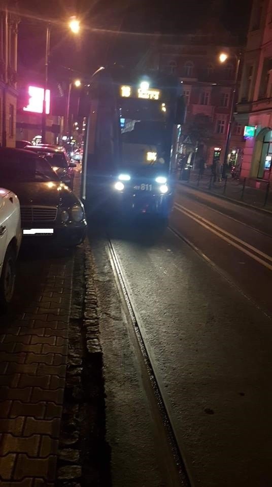 Kraków. Źle zaparkowane samochody blokują tramwaje na Długiej [ZDJĘCIA]