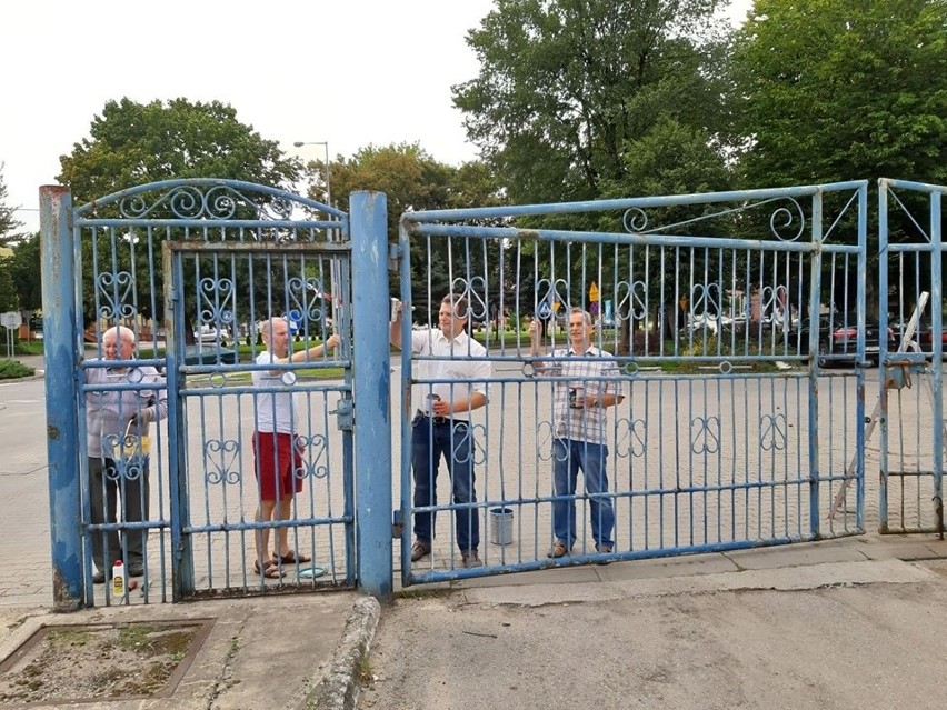 W Kazimierzy grupa społeczników odnawia bramę dawnej Cukrowni "Łubna"! (ZDJĘCIA)  