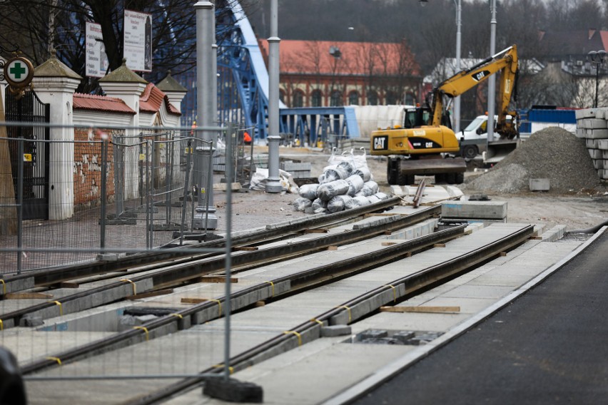 Kraków. Modernizacja ulicy Krakowskiej. Nie wiadomo, kiedy koniec. Szykują się kolejne utrudnienia [NOWE ZDJĘCIA]