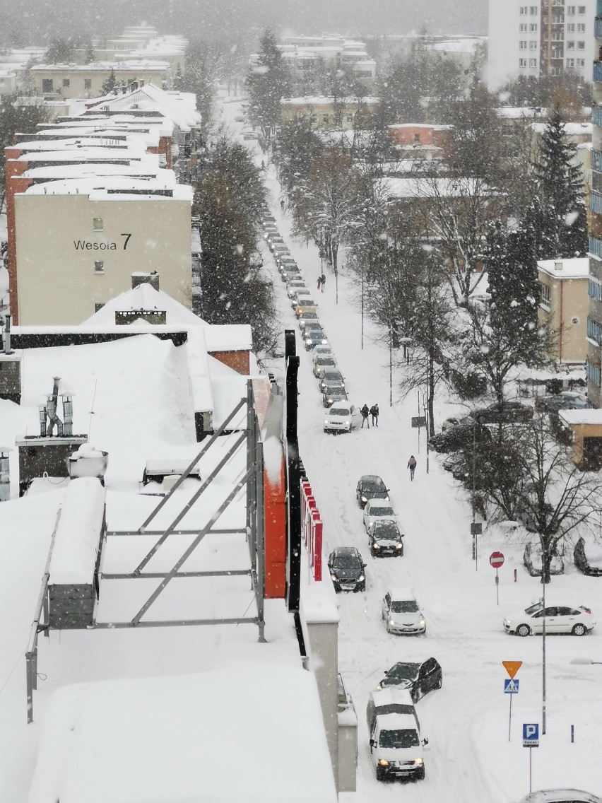 09.02.2021 ul. Wesoła, najdłuższy parking w mieście...