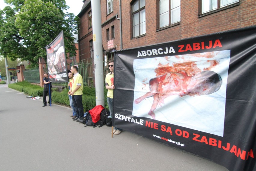 Antyaborcyjny protest pod szpitalem. "Zamordowano 67 nienarodzonych dzieci" [ZDJĘCIA, WIDEO]