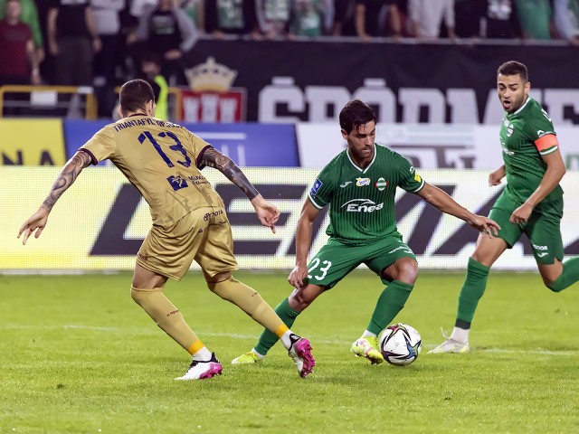 Fragment meczu, Radomiak - Pogoń w rundy jesiennej, który został rozegrany w Radomiu. Mecz się zakończył wynikiem 1:1.