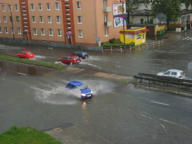 Zalane rondo przy pl. Konstytucji 3 Maja w Opolu. Zdjecie...