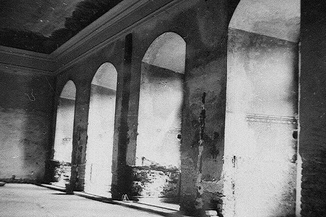 Zdewastowana Sala Krzywa w Zamku Książ po wojnie