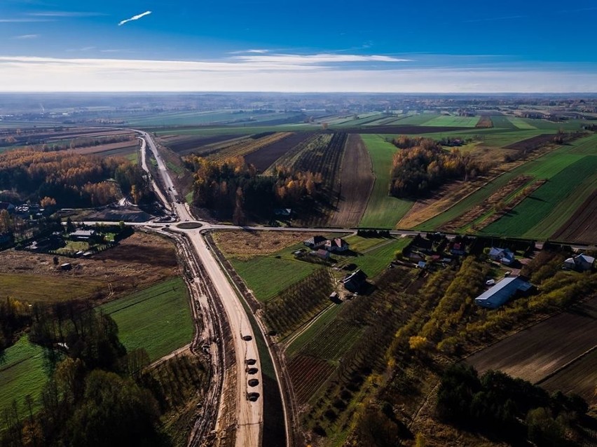 Wielkie opóźnienie  na budowie obwodnicy Staszowa! (ZDJĘCIA Z DRONA)