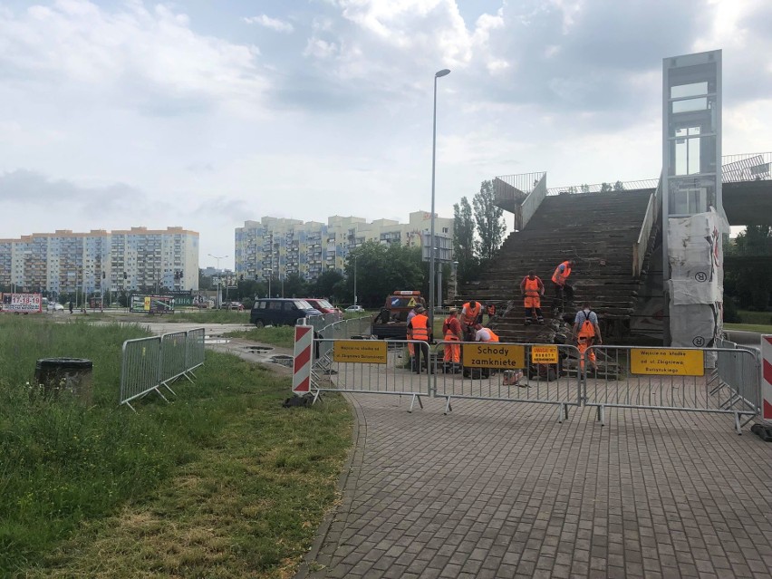 Ruszył remont mocno wyeksploatowanych schodów pieszej kładki na gdańskiej Zaspie 