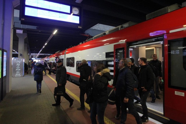Koleje Wielkopolskie odwołały wiele swoich połączeń z powodu koronawirusa i umożliwiły pasażerom zwrot pieniędzy za niewykorzystane bilety. Trzeba jednak okazać oryginał biletu