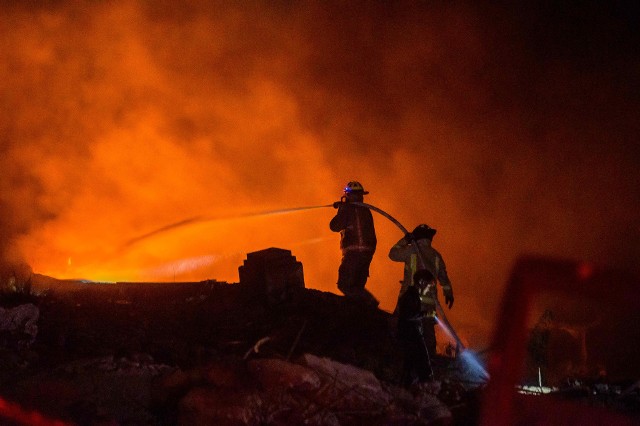 Strażacy przez wiele godzin walczyli z ogniem na targu w San Cristobal.