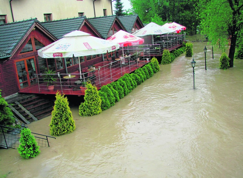 W Bielanach woda zalała część placu hotelu i restauracji,...