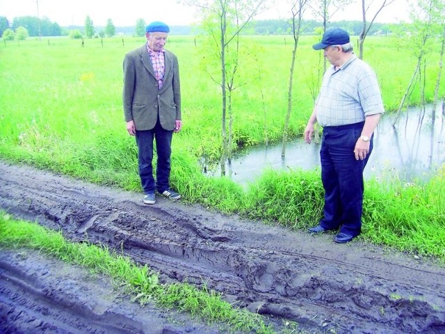 Franciszek Podeszwa (z lewej) i Stanisław Sawicki zgodnie przyznają, że po deszczu przejazd drogą jest niemożliwy. &#8211; Wszystko przez rów &#8211; dodają.
