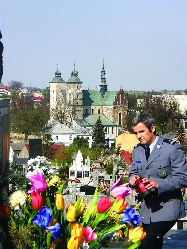 Aktor Piotr Polk, serialowy inspektor Orest Możejko, w Opatowie przy cmentarzu, zaraz po skończonych zdjęciach do kolejnych odcinków "Ojca Mateusza&#8221;, rozdawał autografy.