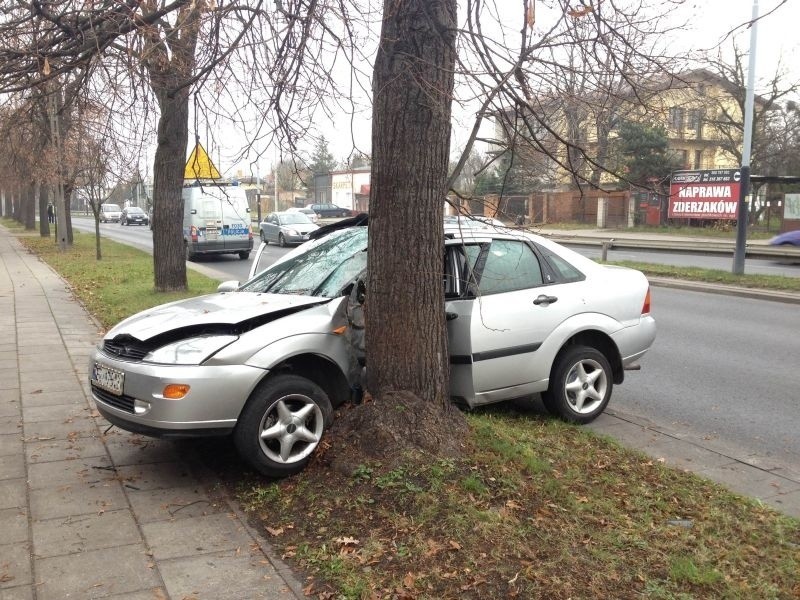 Wypadek na Łagiewnickiej. Kierowca uderzył w drzewo, jest ciężko ranny [zdjęcia]