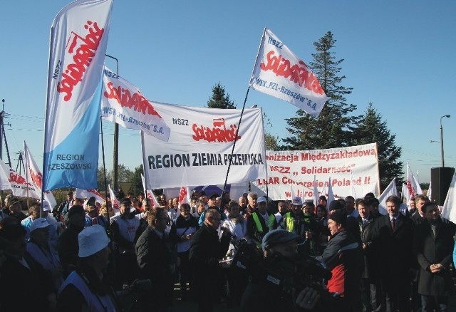 Przed bramą zakładu piketowało kilkuset związkowców z całej Polski, m.in. z Przemyśla, Rzeszowa, jarosławskiego Leara i Zakładów Naprawczych Taboru Kolejowego w Gdańsku.