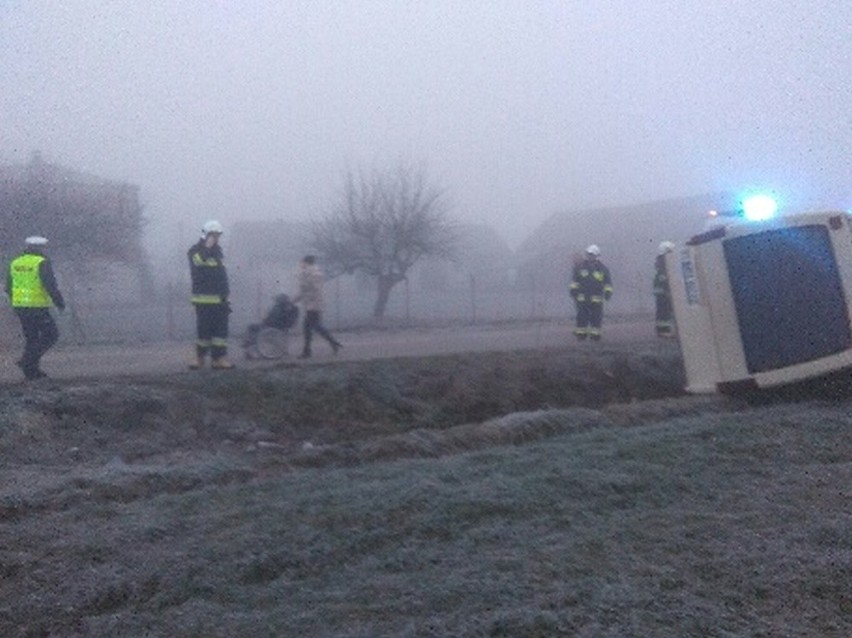 Wypadek busa z niepełnosprawnymi dziećmi w gminie Zakrzew. Pięć osób trafiło do szpitala na obserwację