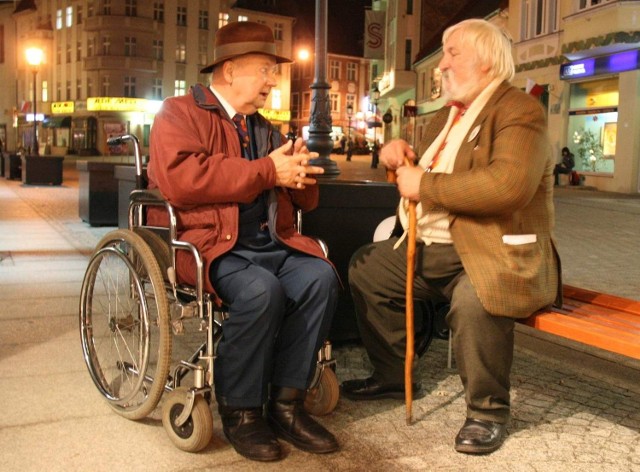 Tomasz Florkowski (po lewej) był honorowym obywatelem miasta. Tu na zdjęciu dyskutował ze Zdzisławem Piotrowskim, znanym jako zielonogórski Szambelan