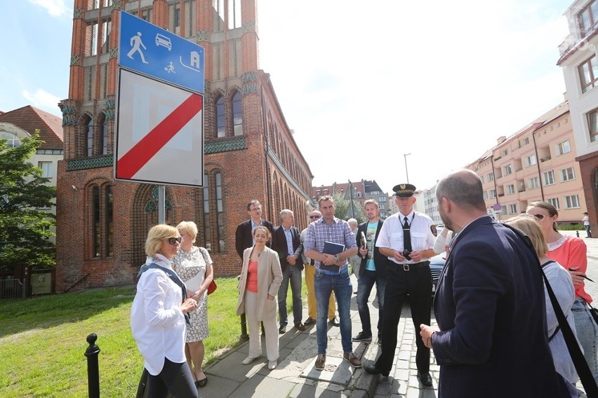 Parkowanie na Podzamczu: czy to patowa sytuacja? 