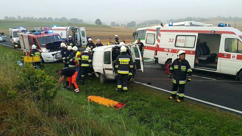 Groźny wypadek w Wielmoży. Dwie osoby ranne w zderzeniu osobówki z autobusem