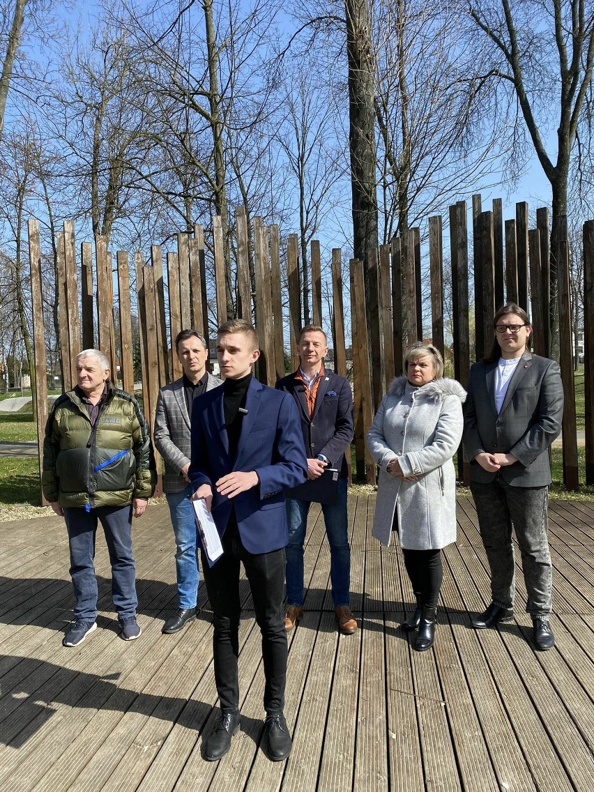Wybory 2024. Poseł Rafał Kasprzyk w Jędrzejowie wspierał kandydatów na radnych