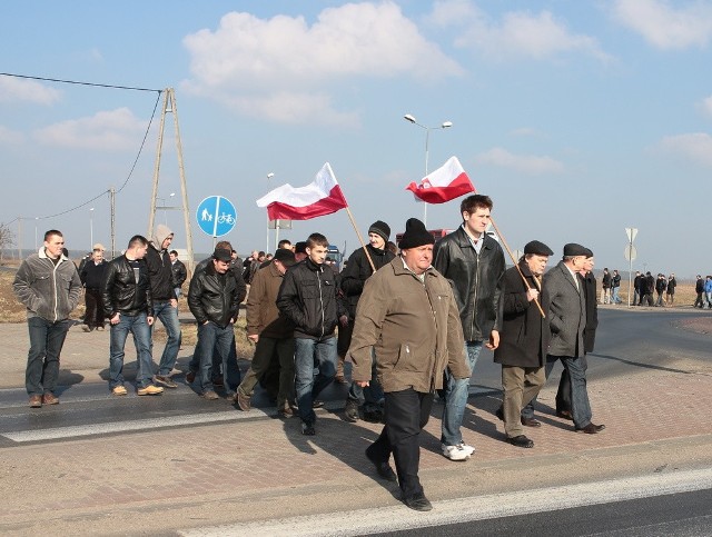 Przy rondzie w Lipnicy (gm. Dębowa Łąka) zebrało się w poniedziałek (24 lutego) przed południem około 200 gospodarzy