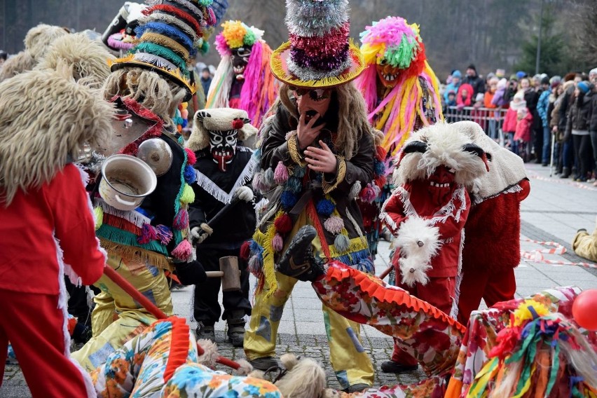 Niespousty w Węgierskiej Górce 2018: Takiego kolędowania nie ma nigdzie indziej [ZDJĘCIA]