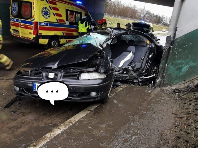 Groźny wypadek we Włocławku. Seat uderzył w ścianę tunelu. Kierowcę trzeba było wydostać z auta z użyciem specjalistycznego sprzętu