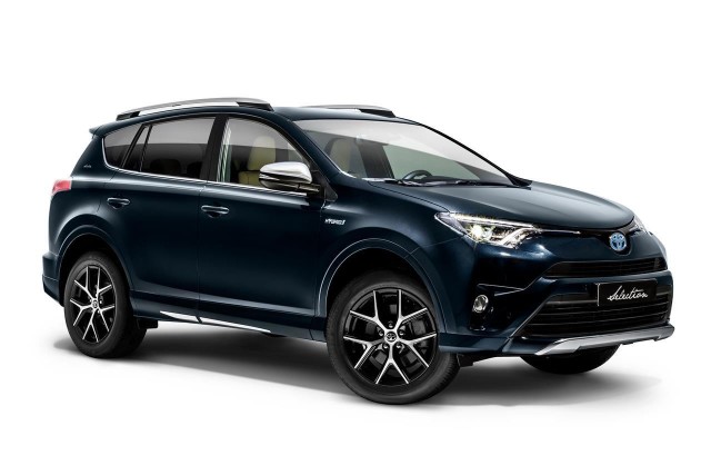 Toyota RAV4 Hybrid W wersji Selection nabywcy otrzymają pakiet systemów bezpieczeństwa czynnego Toyota Safety Sense. Składają się na niego funkcja zapobiegania kolizjom PCS (Pre-Collision System) z mechanizmem wykrywania pieszych, układ ostrzegania o opuszczaniu pasa ruchu LDA (Lane Departure Alert) z funkcją powrotu na pas ruchu, aktywny tempomat ACC (Adaptive Cruise Control), automatyczne światła drogowe AHB (Automatic High Beam) oraz rozpoznawanie znaków drogowych (Road Sign Assist). A wszystkie informacje są wyświetlane na ekranie systemu multimedialnego Toyota Touch 2 oraz kolorowym wyświetlaczu TFT 4,2” między zegarami.Fot. Toyota