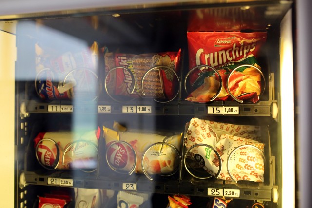 Na wielu uczelniach w Polsce można znaleźć automaty z jedzeniem sprzedające słone i słodkie przekąski. Wyższa Szkoła Bankowa w Warszawie stawia na zaufanie i samoobsługę.