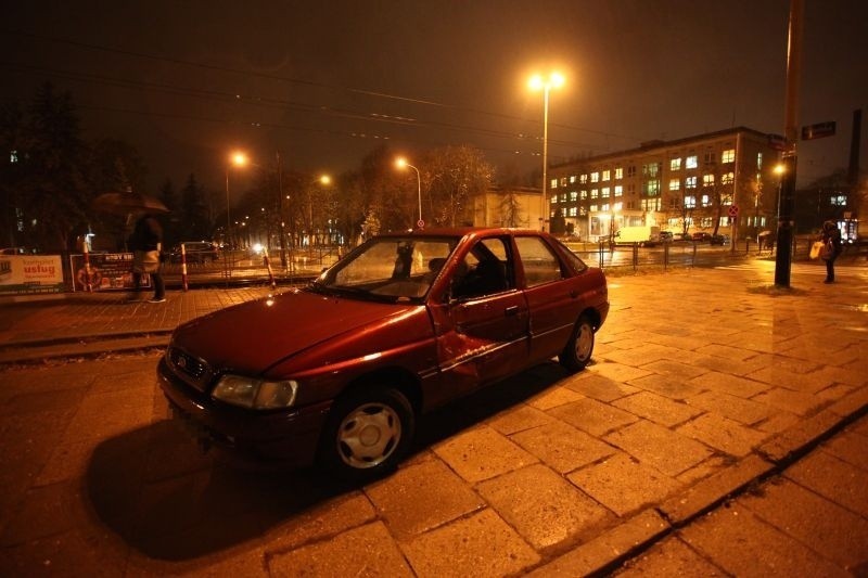 Wypadek na Bratysławskiej. Kobieta w ciąży wjechała pod tramwaj [zdjęcia]
