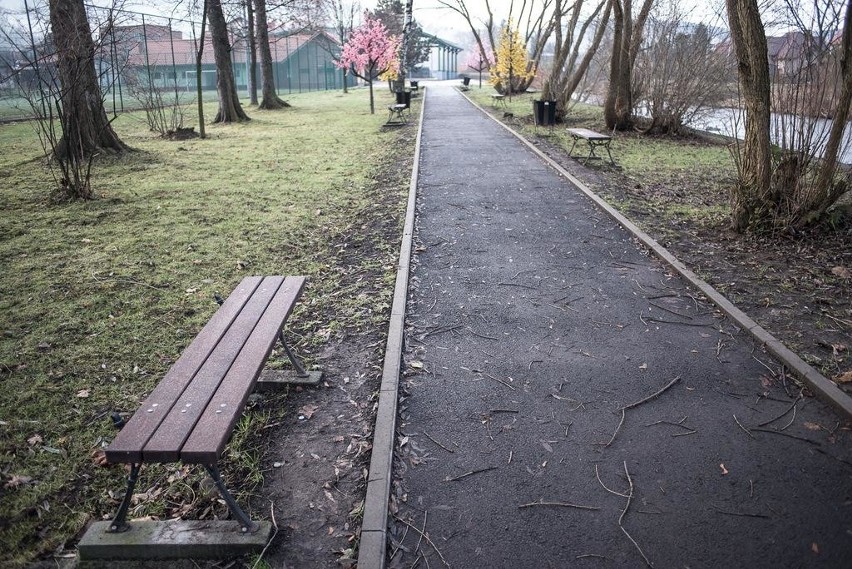 Rajcza: Wandale zniszczyli park. Straty to ponad 20 tys. zł [ZDJĘCIA]