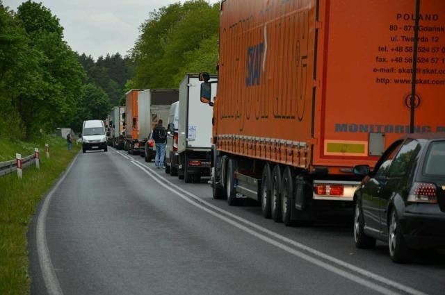 Tak wygląda korek przy wjeździe do Słubic od strony Kunowic. Podobna sytuacja jest przy wjeździe od strony Cybinki.