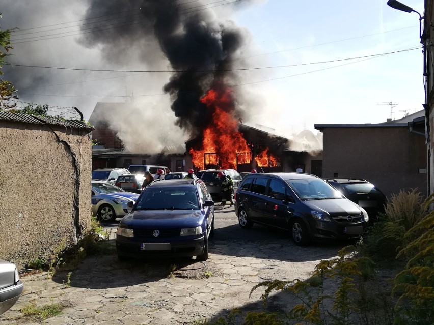 Groźny pożar warsztatu samochodowego przy ulicy Lechickiej w...