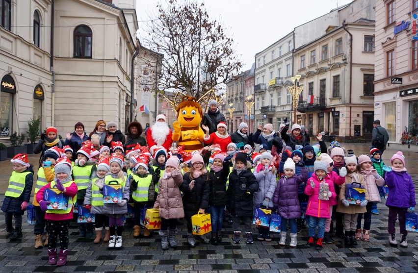 Mikołajki z Kurierem Lubelskim. Ponad 60 przedszkolaków otrzymało słodki prezent od Fabryki Cukierków "Pszczółka"