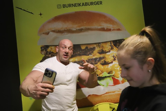 Burneika Burger ma już swój lokal w Katowicach. Na otwarciu pojawił się sam Hardkorowy Koksu >>>